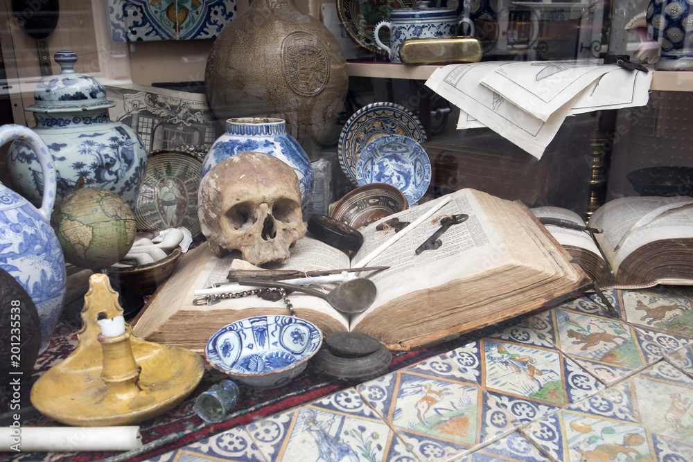 Obraz premium Showcases of Dutch shops with blue typical dishes and skulls