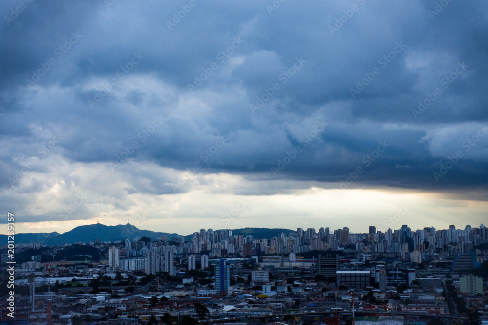 Céu carregado com nuvens escuras, Zona Norte de São Paulo