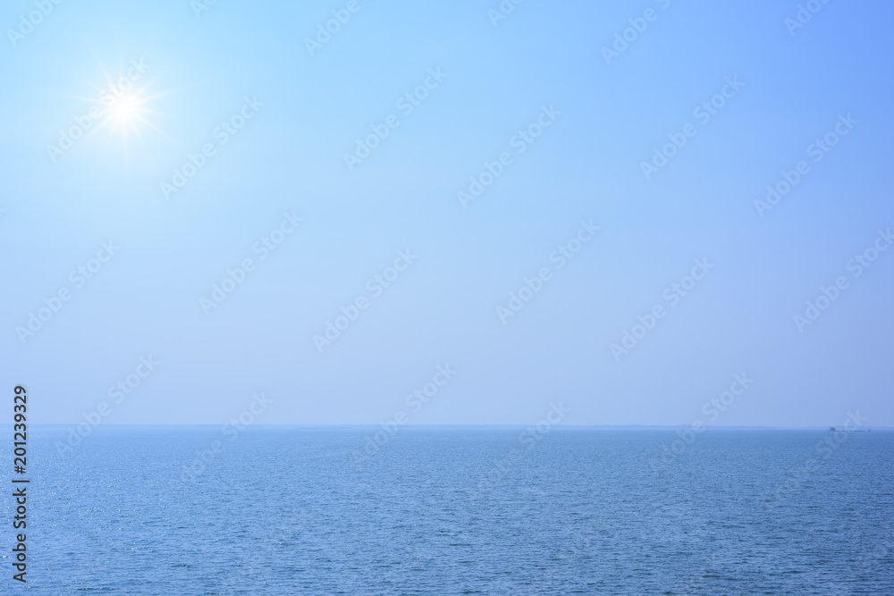 Obraz premium Blue sea and blue sky with sun