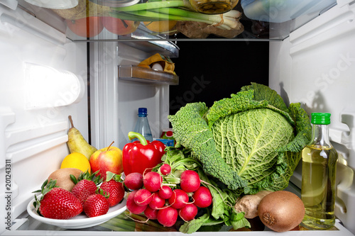 Kühlschrank voller Obst und Gemüse