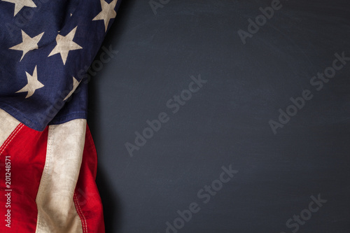 Fototapete Vintage American Flag Bordering Blank Chalkboard