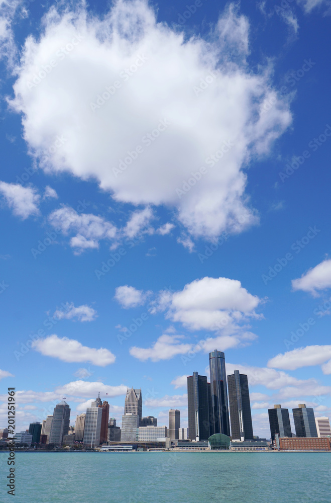 Fototapeta premium Centrum miasta Detroit Renaissance Center z pięknym widokiem na dzień z Windsor, Ontario, Kanada.