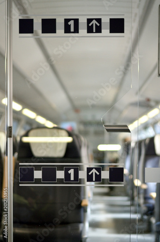 Zugabteil in einem Zug mit Glastür zur ersten Klasse