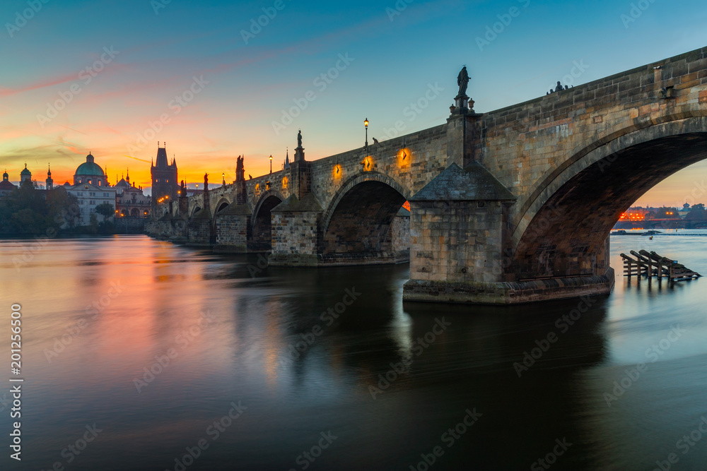 Fototapeta Słynny ikoniczny obraz Mostu Karola, Praga, Czechy. Koncepcja światowych podróży, zwiedzania i turystyki.