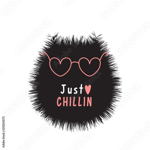 Naklejka Karta z kreatywnym czarnym kotem, różowe okulary i tekst tylko chillin.
