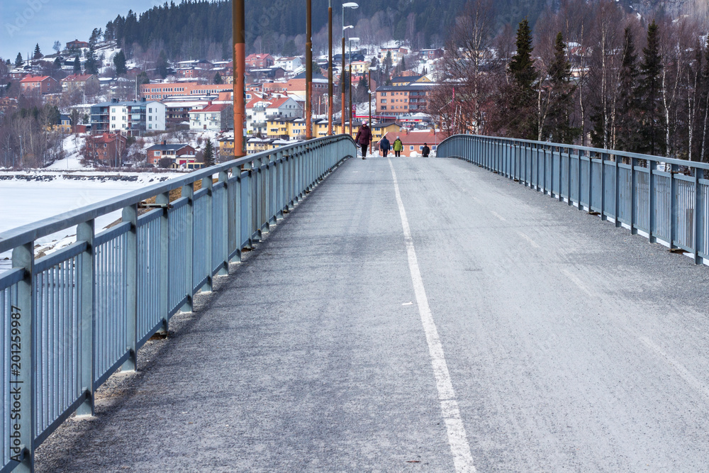 Most pieszo-rowerowy  na wyspę Frösö w Östersund - obrazy, fototapety, plakaty 
