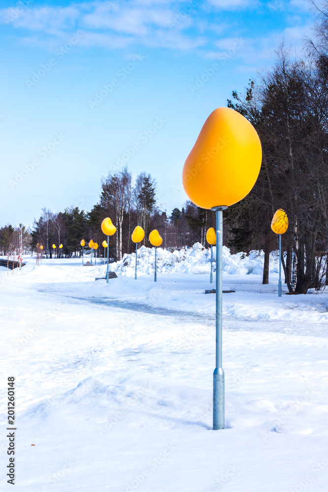 Latarnie przy ścieżce na brzegu jeziora Storsjön w Östersund - obrazy, fototapety, plakaty 