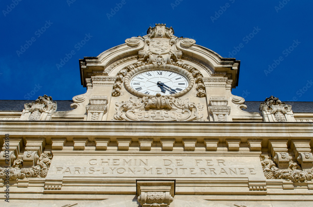 L'horloge de l'ancienne gare des Brotteaux, Lyon, France.
