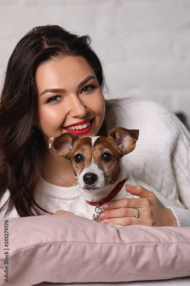 Smilling girl with small dog. Photographie retouchee