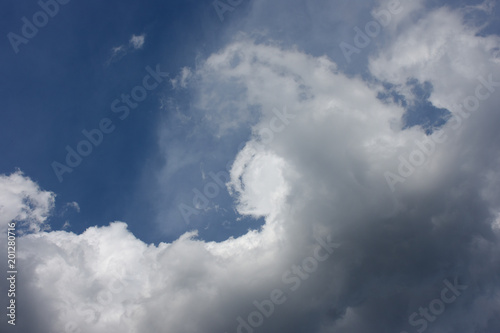青空と雲「空想・雲のモンスター（様々なモンスターが現れはじめるイメージなど）」仲間がいるので心強い,みんなで威嚇する,みんなで襲い掛かる,仲間と一緒になどのイメージ