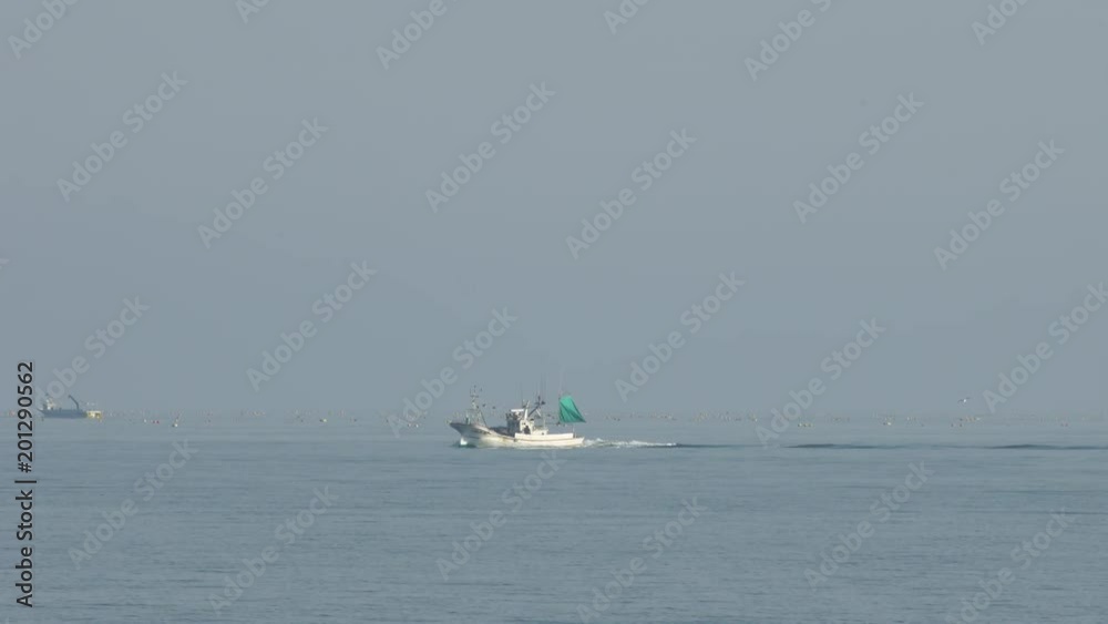 北海道噴火湾の漁船 北海道噴火湾の漁船