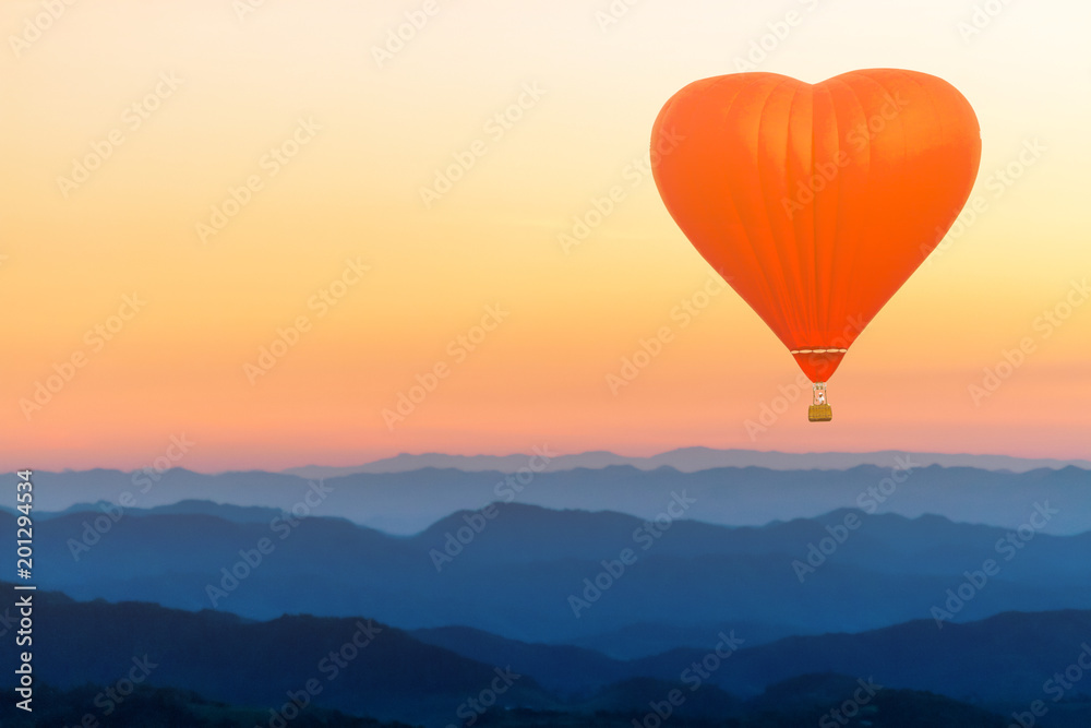 Obraz premium Balloons fly on mountain