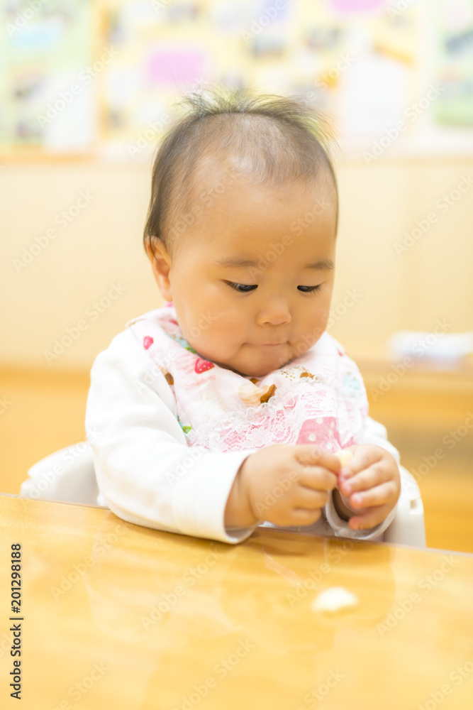 おやつを食べる赤ちゃん