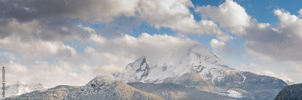 Watzmann mit Wolken Panorama - Berg in den Alpen