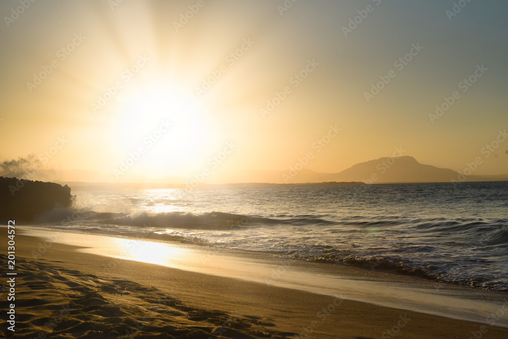 Naklejka premium Setting sun over the ocean in Mexico