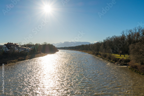 Die Sonne scheint im Frühling über Fluss Salzach zwischen Oberndorf und Laufen