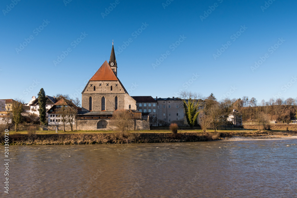 Blick von Oberndorf in Österreich nach Laufen mit Kirche in Deutschland