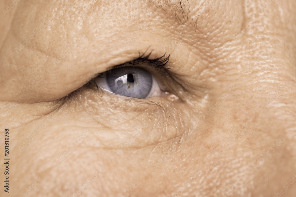 Obraz premium Elderly pensioner female eye closeup