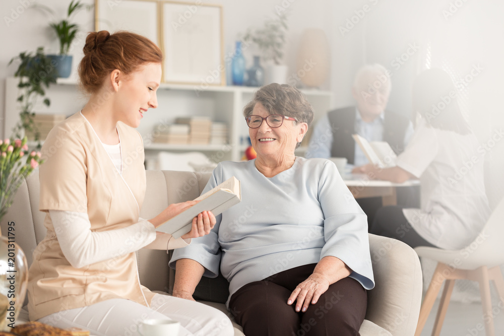 Obraz premium Volunteers reading books