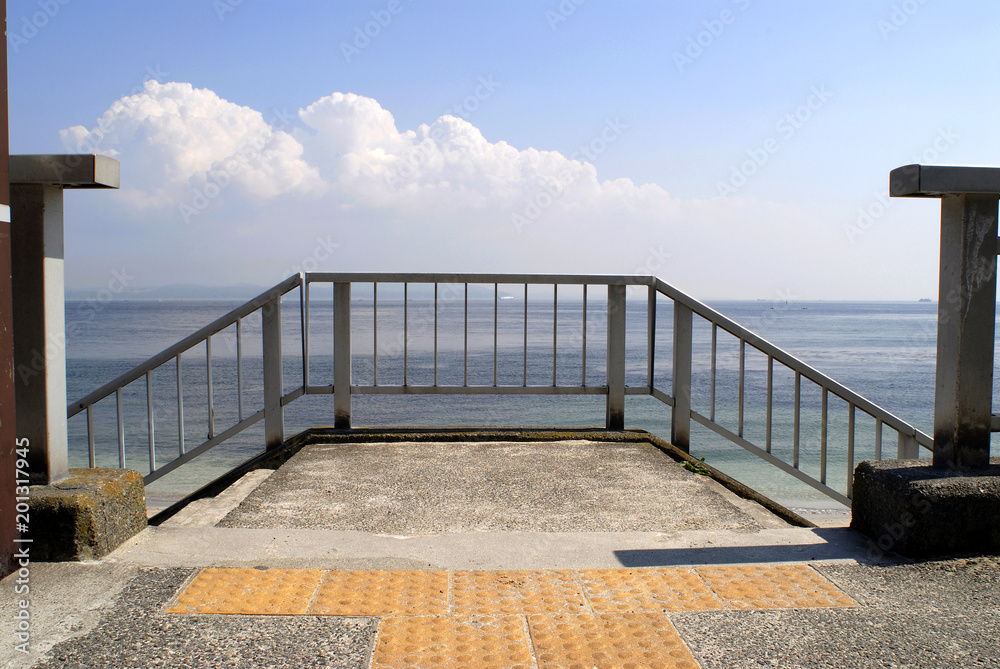 海へ降りる階段