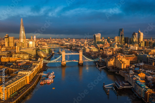 Canvas-taulu London, England - Panoramic aerial skyline view of London including iconic Tower