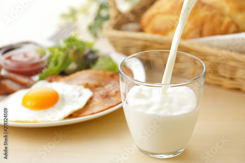 牛乳　朝食イメージ　Pour milk breakfast image