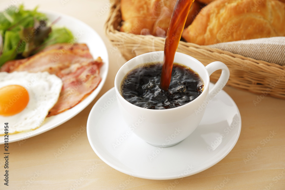 コーヒー 朝食イメージ　Pour coffee into the cup. Breakfast image