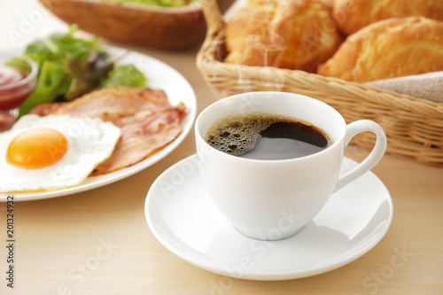 コーヒー 朝食イメージ　Pour coffee into the cup. Breakfast image