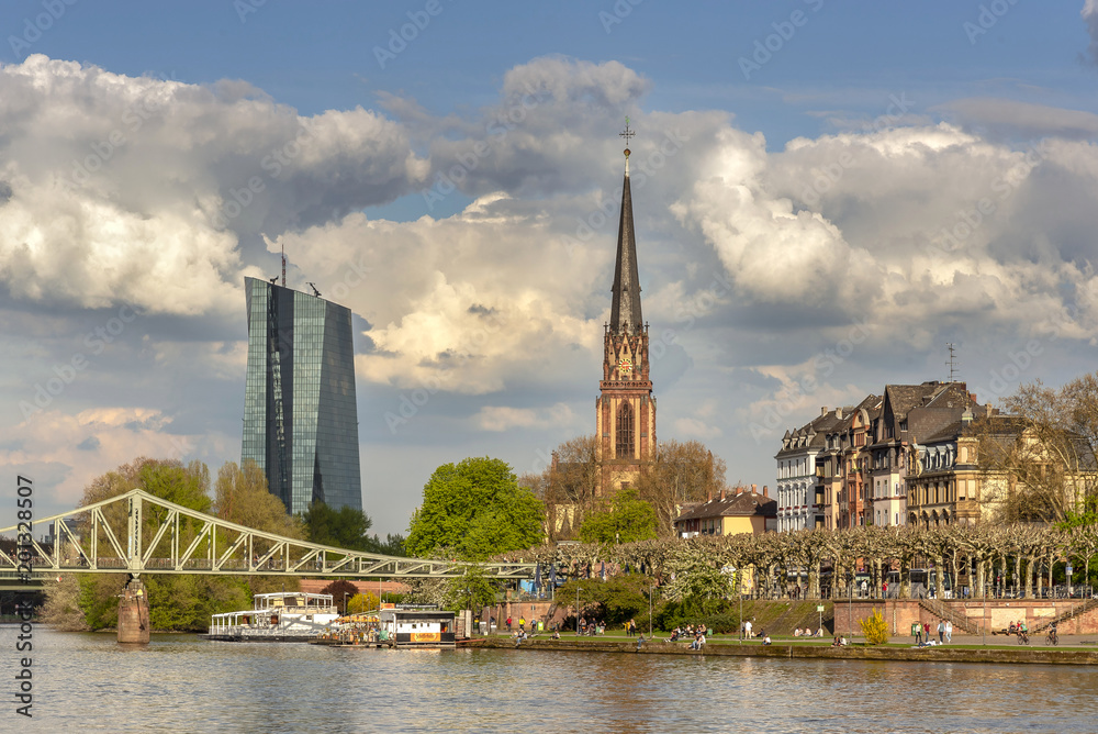Stadtansicht von Frankfurt am Main mit EZB und Dreikönigskirche