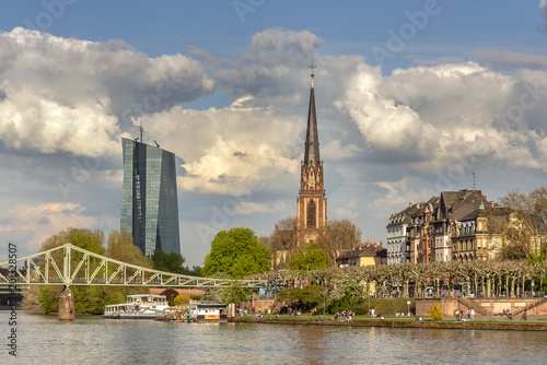 Stadtansicht von Frankfurt am Main mit EZB und Dreikönigskirche © helmutvogler