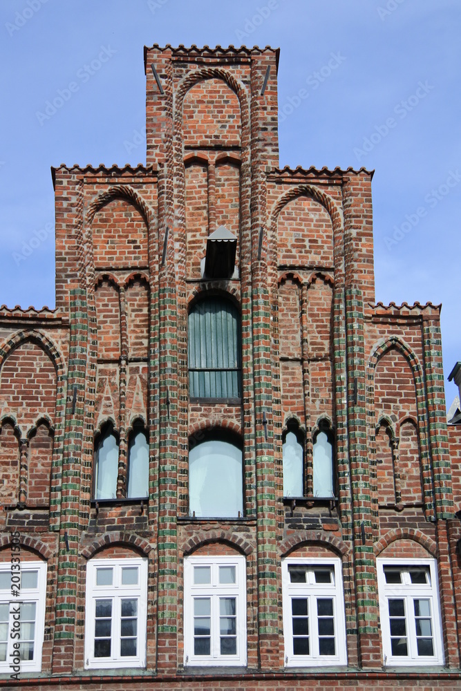 Treppengiebel aus Ziegel mit blauem Himmel in Lüneburg
