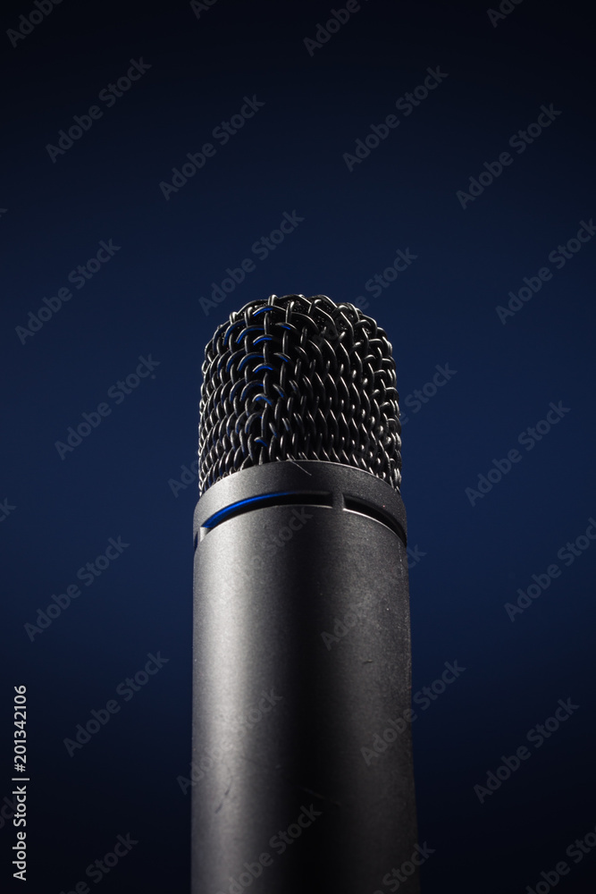 Schwarzes Mikrofon blauer Hintergrund für Interviews und Bühnenauftritte von Musikbands, Sängern und Künstlern