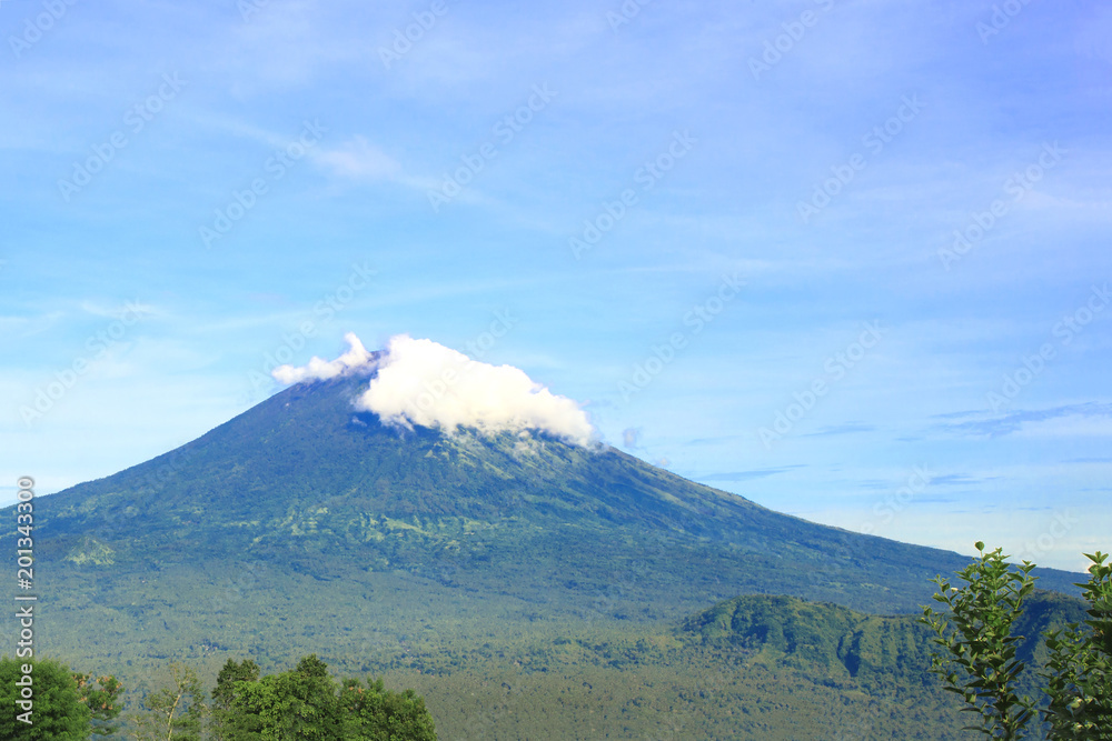 Fototapeta premium Pura Lempuyang temple with Mount Agung in the background in Bali, Indonesia
