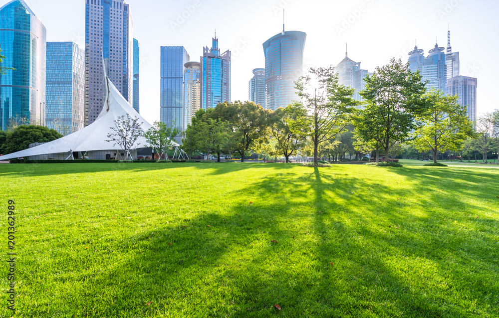 Obraz premium green lawn with modern building in park