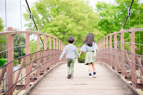 手をつないで歩く子供 © tatsushi