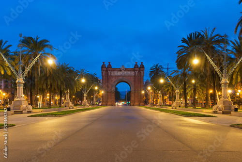 Bacelona Arc de Triomf at night in the city of Barcelona in Catalonia, Spain. The arch is built in reddish brickwork in the Neo-Mudejar style © ake1150
