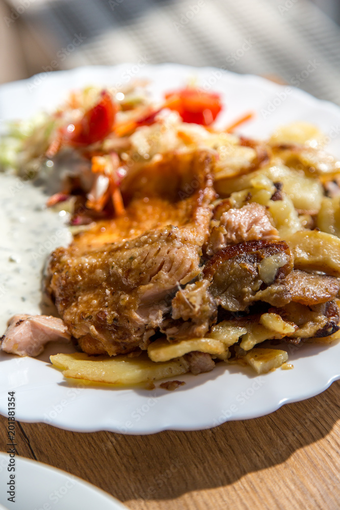 Gebratener Fisch appetitlich angerichet und frisch zubereitet Gebratener Fisch appetitlich angerichet und frisch zubereitet