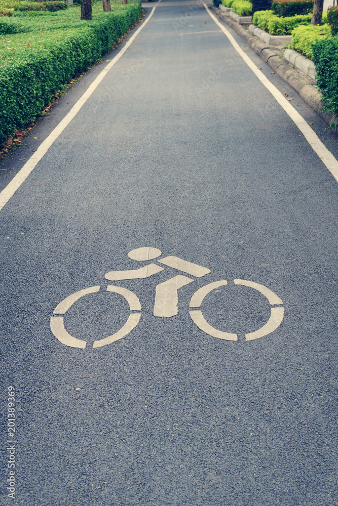 Obraz premium Bicycle lane symbol on the asphalt street in the park