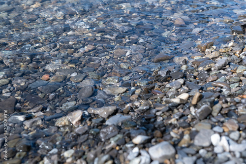 Kies und steine im Wasser am Strand