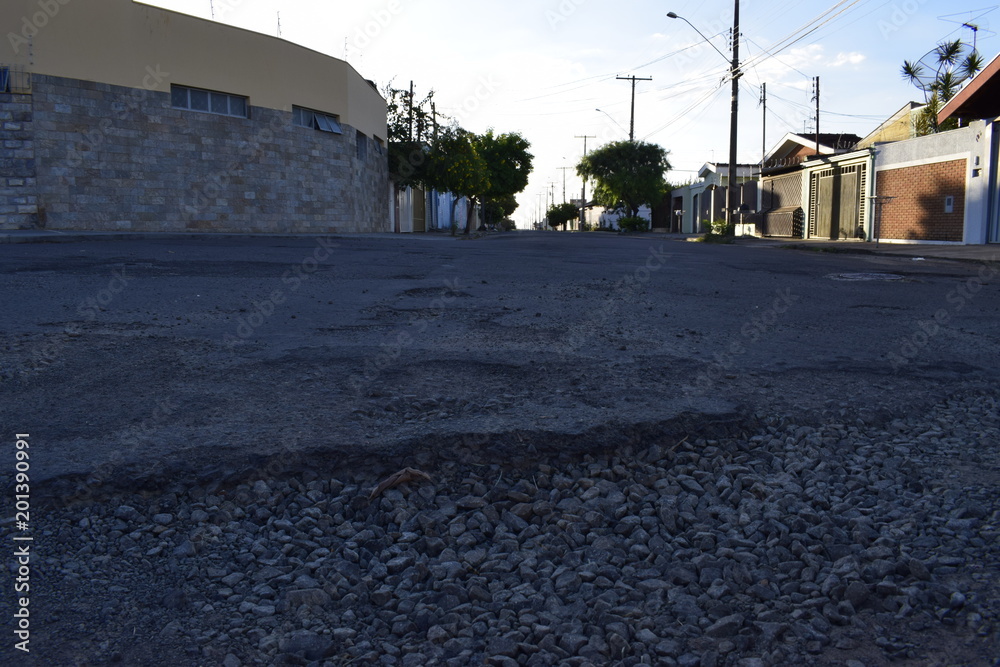 Rua de asfalto em cidade de concreto