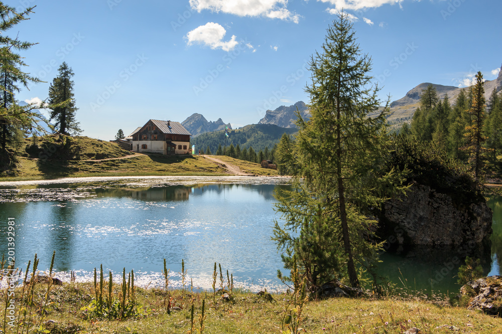 Obraz premium Lago di Federa wunderschöner Bergsee in der Nähe von Cortina d’Ampezzo_006