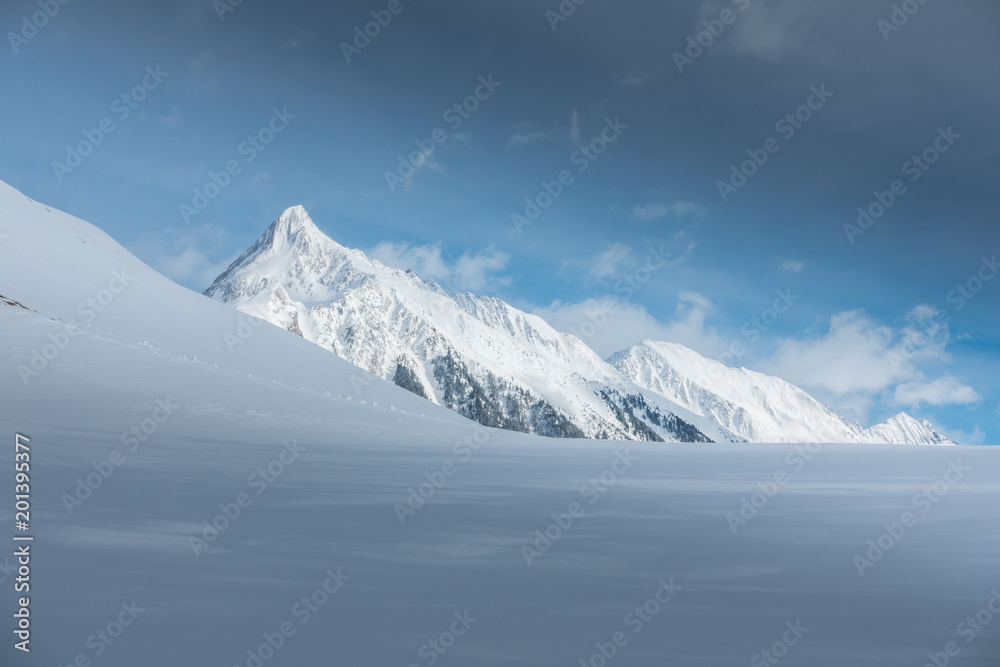 Schneefläche mit verschneitem Berg im Hintergrund