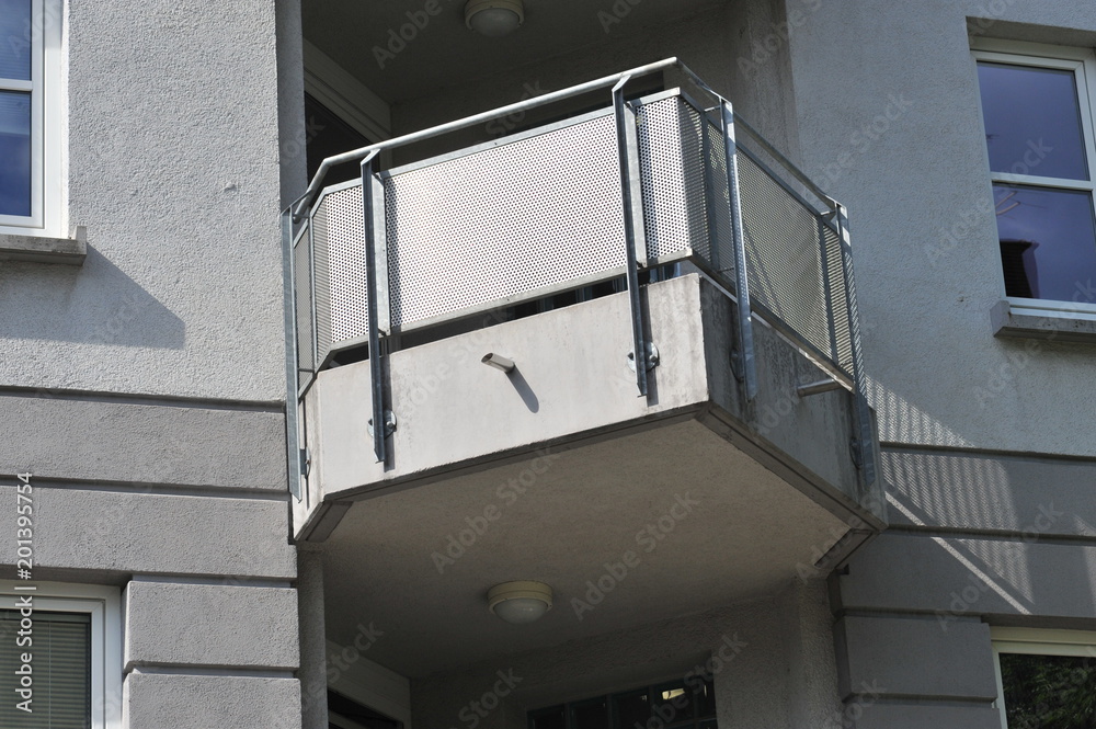 Fototapeta premium Moderner Balkon mit Metall-Geländer an Wohngebäude