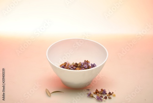 Bowl, bol, con poutpourri, pupurri, perfume, sobre fondo claro. photo