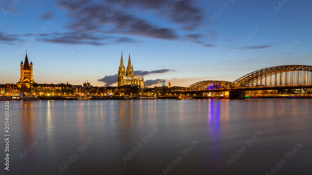 Blaue Stunde in Köln am Rhein