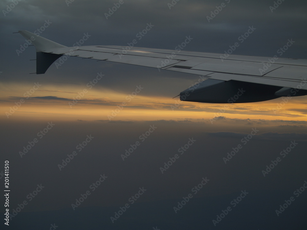 Obraz premium Sonnenuntergang im Flugzeug - über den Wolken
