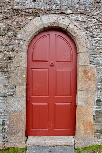 Belle porte dans un mur de granit en Bretagne