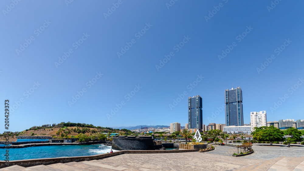 Fototapeta premium Ein Rundgang durch Santa Cruz de Tenerife, der Hauptstadt von Teneriffa und der Regierungssizt der Kanarischen Inseln.