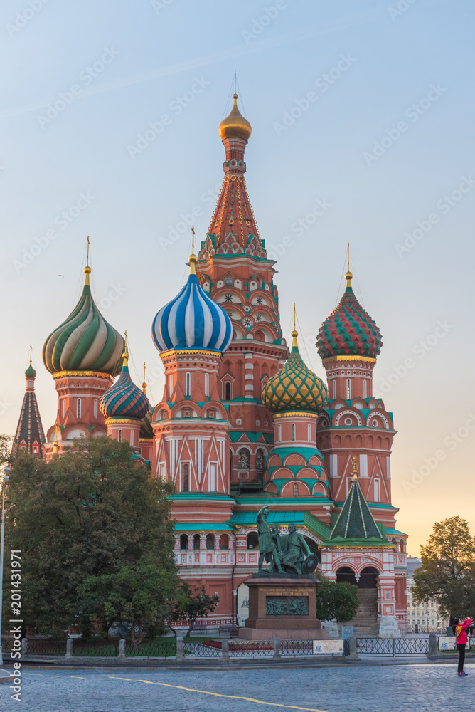 Fototapeta premium St. Basil's Cathedral on Red Square in Moscow and the morning
