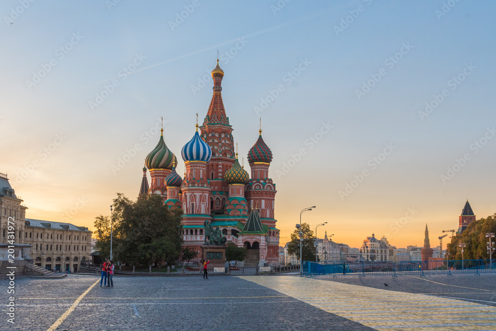 Obraz premium St. Basil's Cathedral on Red Square in Moscow and the morning 
